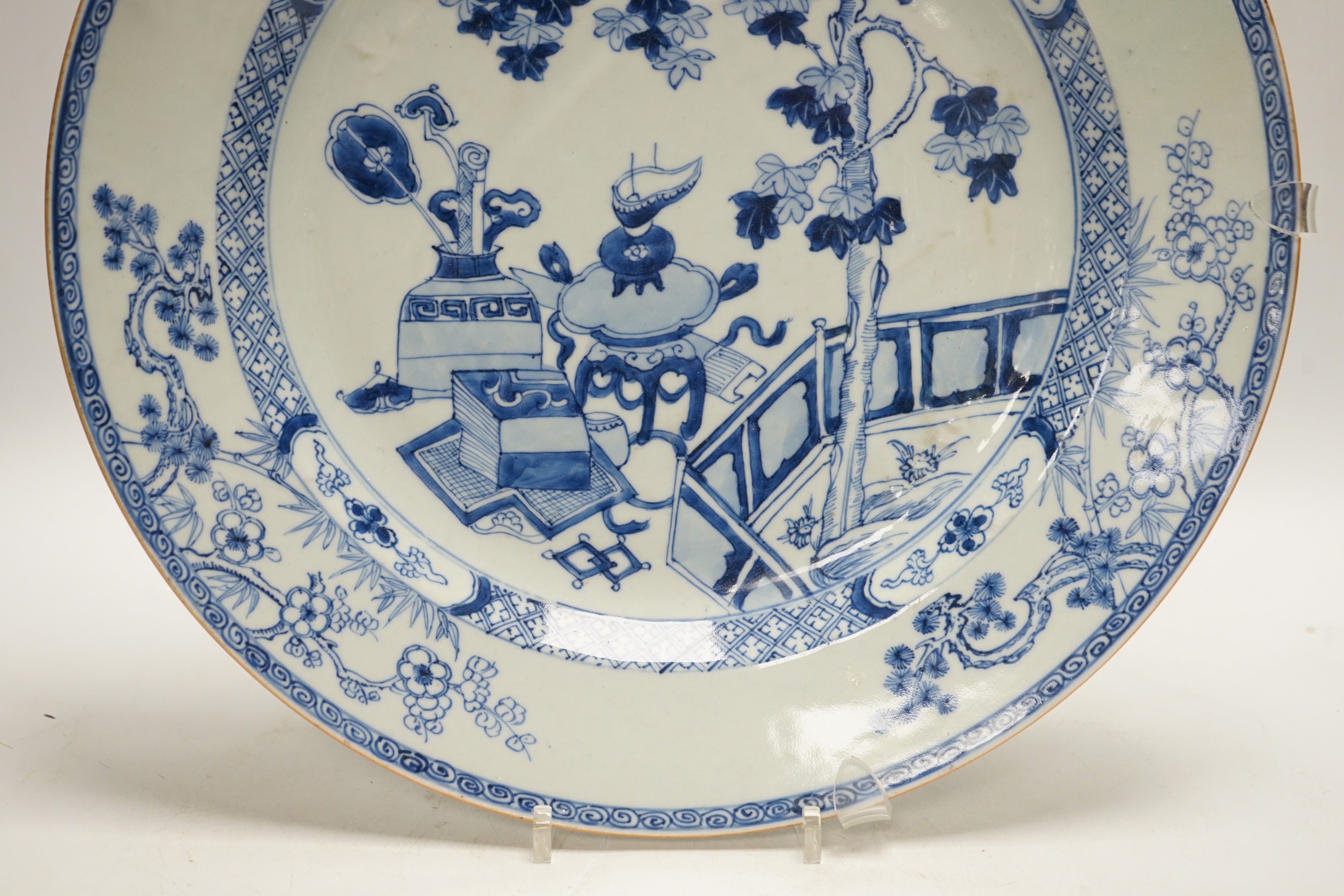 An 18th century Chinese export blue and white charger, 35cm